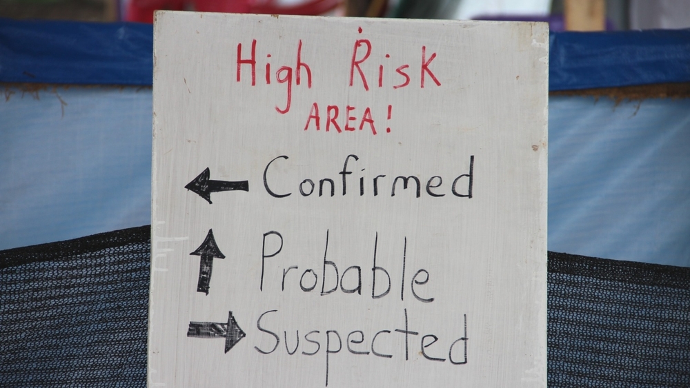 Une journée dans un centre de traitement d'Ebola à Kenema A sign indicating the three wards in the IFRC Ebola Treatment Centre outside of Kenema, Sierra Leone.