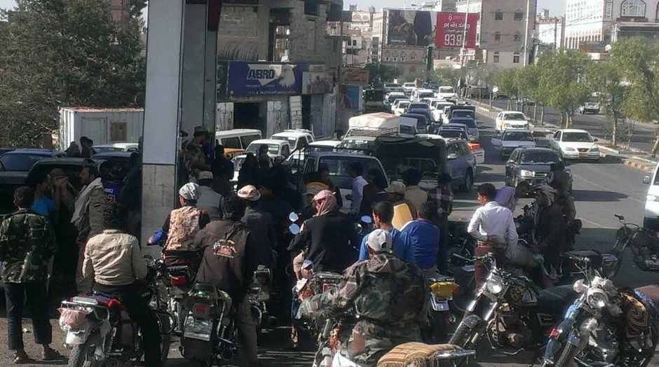Yemenis rush to buy food and fuel as conflict escalates Yemenis queue to buy petrol in the capital Sana'a on April 1, 2015