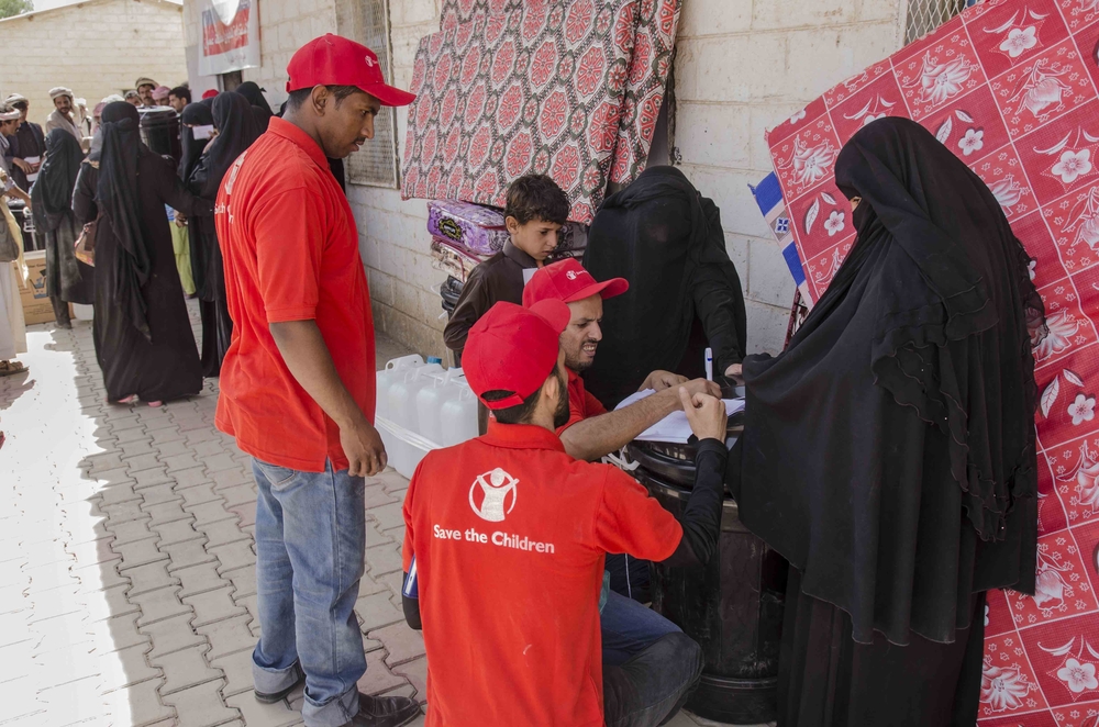 Yemen conflict fans food insecurity Save the Children teams in Yemen assist newly displaced families in Amran City. May 2015