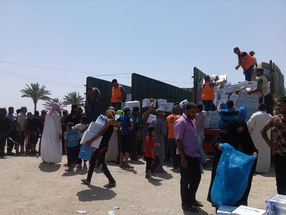 IDPs feeling Ramadi in Anbar receiving aid from NRC at Bzeibiz bridge border point outside of Baghdad. May 20, 2015