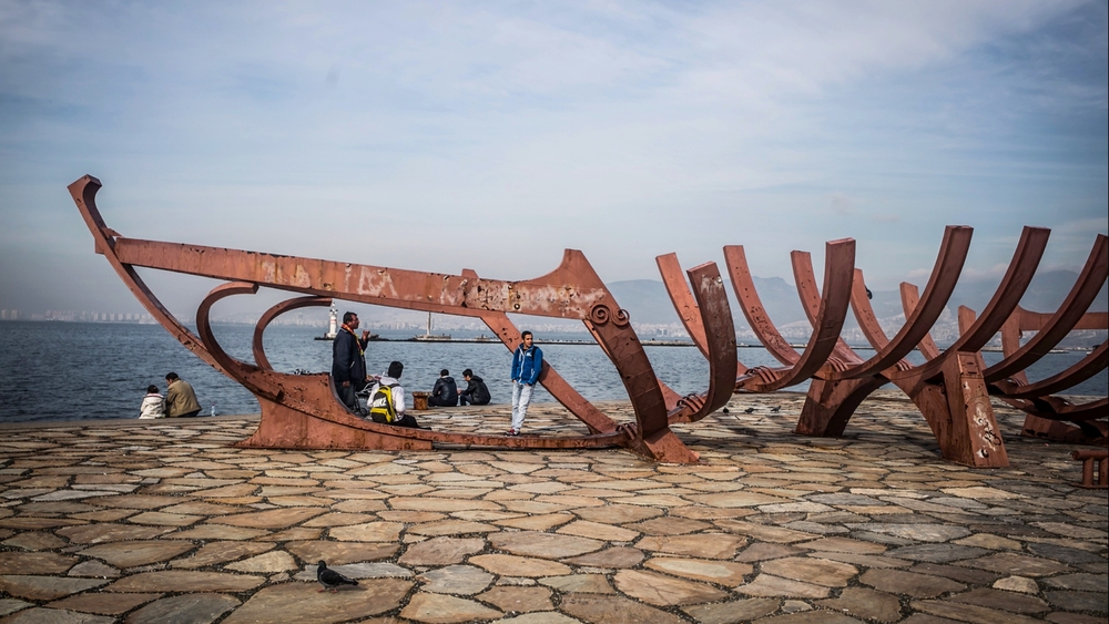 Turkey’s refugee smugglers adapt and prosper Refugees continue to make their way to Izmir despite the EU's three-billion-euro deal with Turkey aimed at stemming the flow of migrants and refugees crossing to Europe