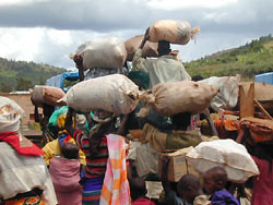 [Tanzania] Burundi refugees carries belongings across border at Kobero