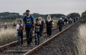 Syrian refugees reach Hungary by following a Serbian rail track