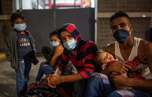 Eric Gómez, 25, and his family waiting to join the migrant caravan leaving San Pedro Sula for the US border