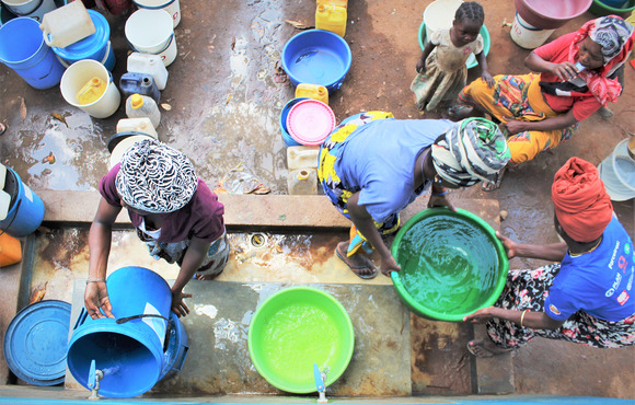Internally displaced women in Cabo Delgado collecting water. Social services are under strain in urban areas as a result of the influx of people fleeing the war.