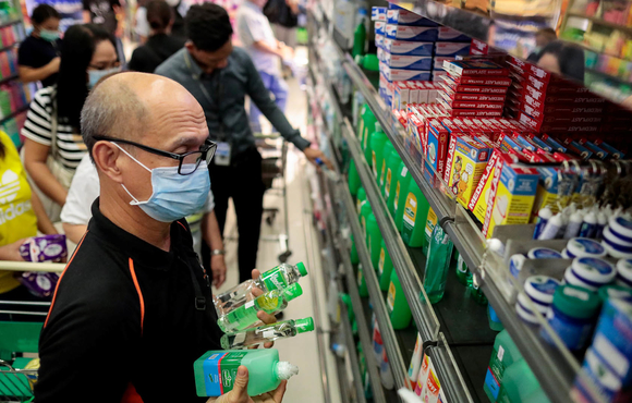 People hoard supplies after the Philippine government confirmed the first case of the new coronavirus in the country on 30 January.