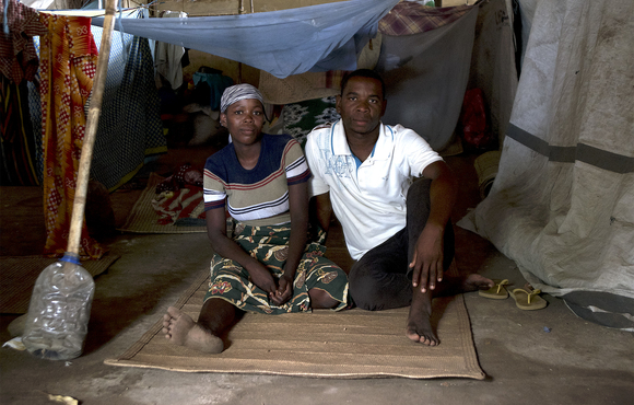 32-year-old Macassare Mwinee and 25-year-old Lambi Mwinbe live together at a temporary camp for displaced people near Cabo Delgado’s capital, Pemba. The couple were displaced from the district of Macomia after a spate of recent attacks by insurgents. Aid 